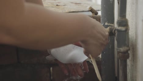 Drinnen-Gesund-Waschen-Reinigung-Hände-Ernährung-Küche-Weiblich-Mahlzeit-Essen-Menschen-Veganer