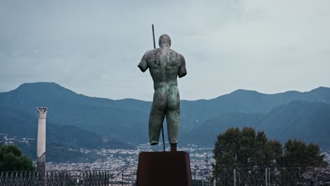 estatua de centinela sobre las ruinas de pompeya - dedalo por igor mitoraj