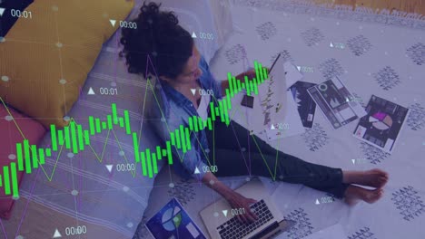 Animación-Del-Procesamiento-De-Datos-Financieros-Sobre-Una-Empresaria-Birracial-En-El-Cargo