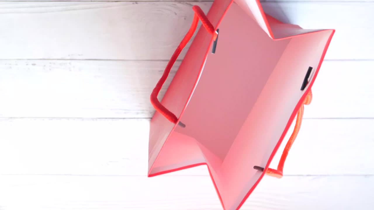 선물 을 가진 빨간 쇼핑 가방