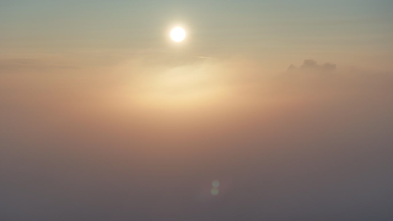 vista del amanecer de un avión no tripulado sobre la niebla de invierno