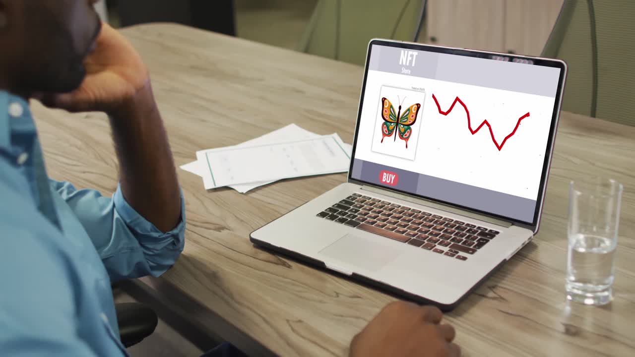 hombre de negocios afroamericano usando una computadora portátil para llamadas de video con procesamiento de datos