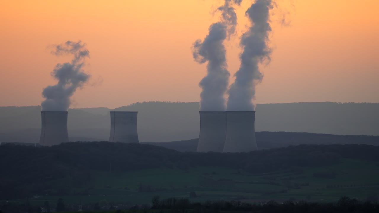 Inquinamento ambientale della centrale nucleare di Cattenom nella regione della Mosella in Francia, teleobiettivo al tramonto.