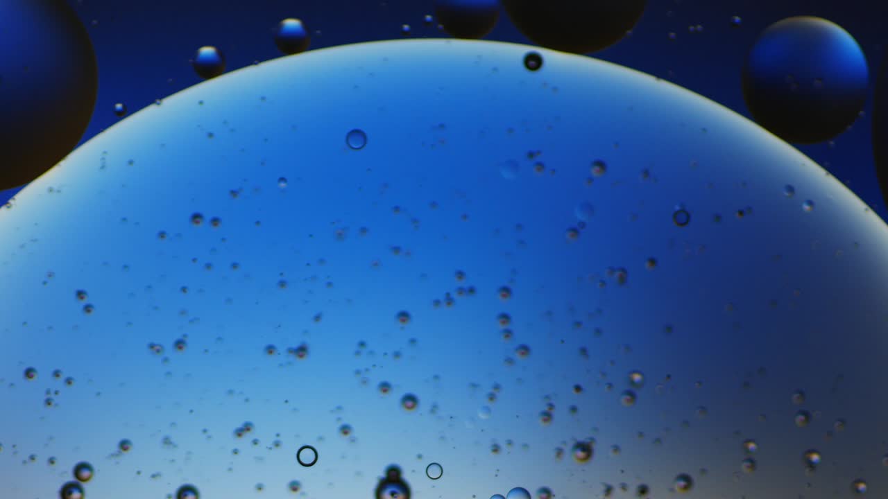 artístico colorido de gota de aceite flotando en el agua.