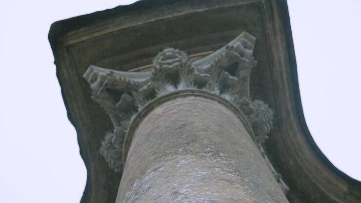 Grande pilastro in pietra di un antico edificio storico con un'architettura antica distintiva