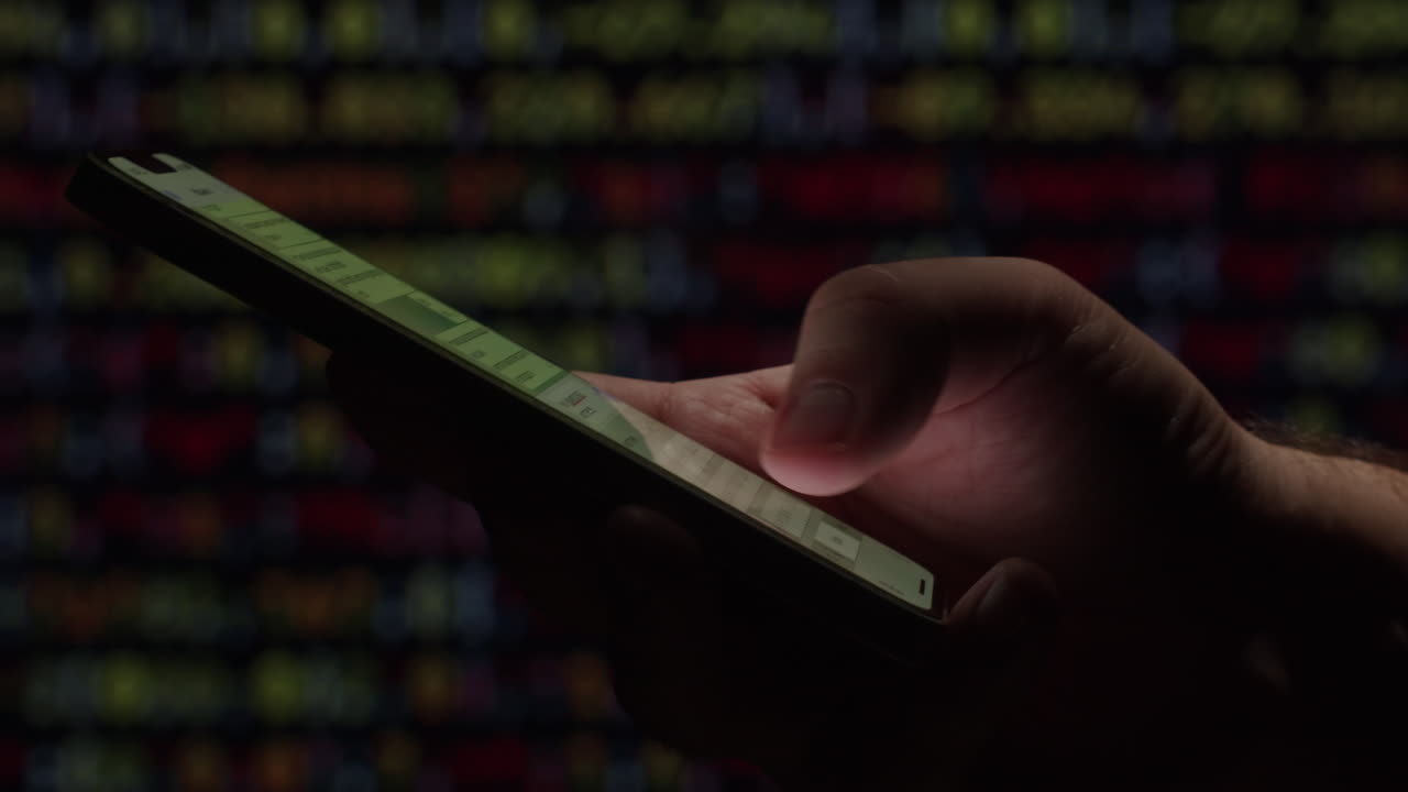 persona que utiliza un teléfono inteligente por la noche