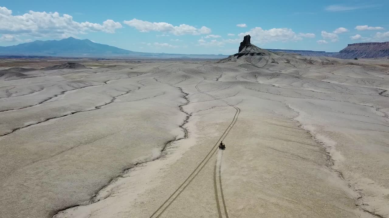 vista aérea de seguimiento de vehículos todo terreno que se mueven en el desierto de utah, ee.uu.