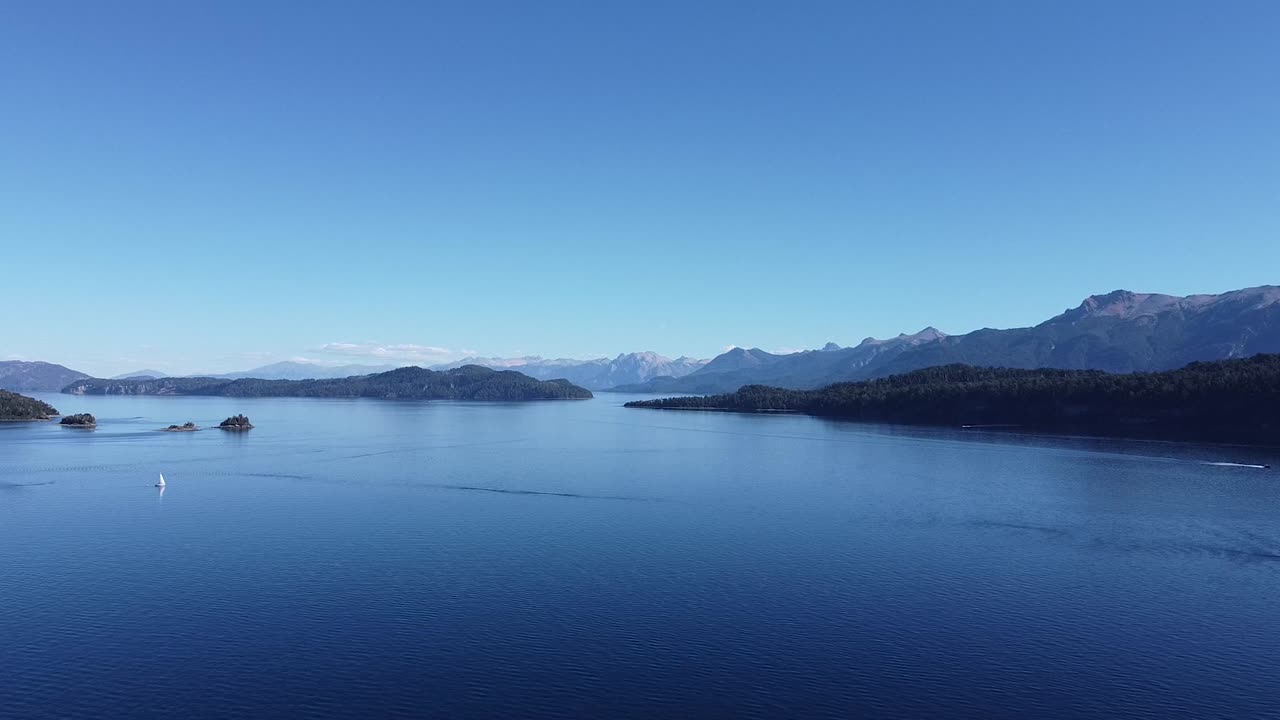 산으로 둘러싸인 호수나 바다의 파노라마 샷