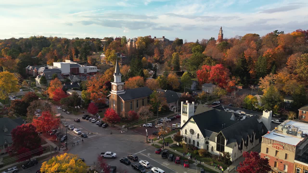 vista aérea de las iglesias del centro de granville y la capilla swayze en la universidad de denison