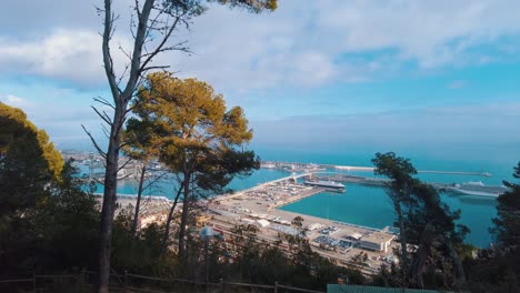 Puerto-Puerto-Comercial-Muelles-De-Carga-En-Barcalona-En-España-Cielos-Azules