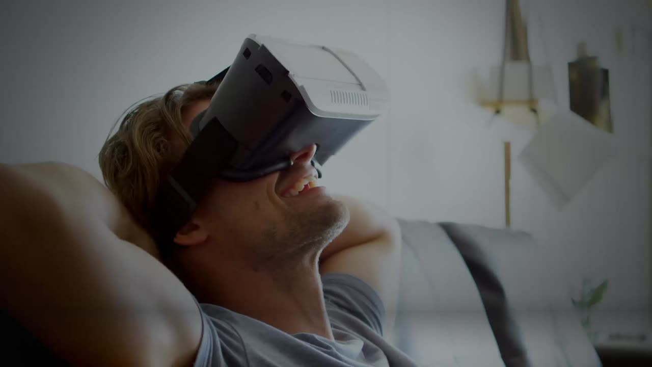 animación del globo con números sobre el hombre de negocios caucásico usando auriculares vr