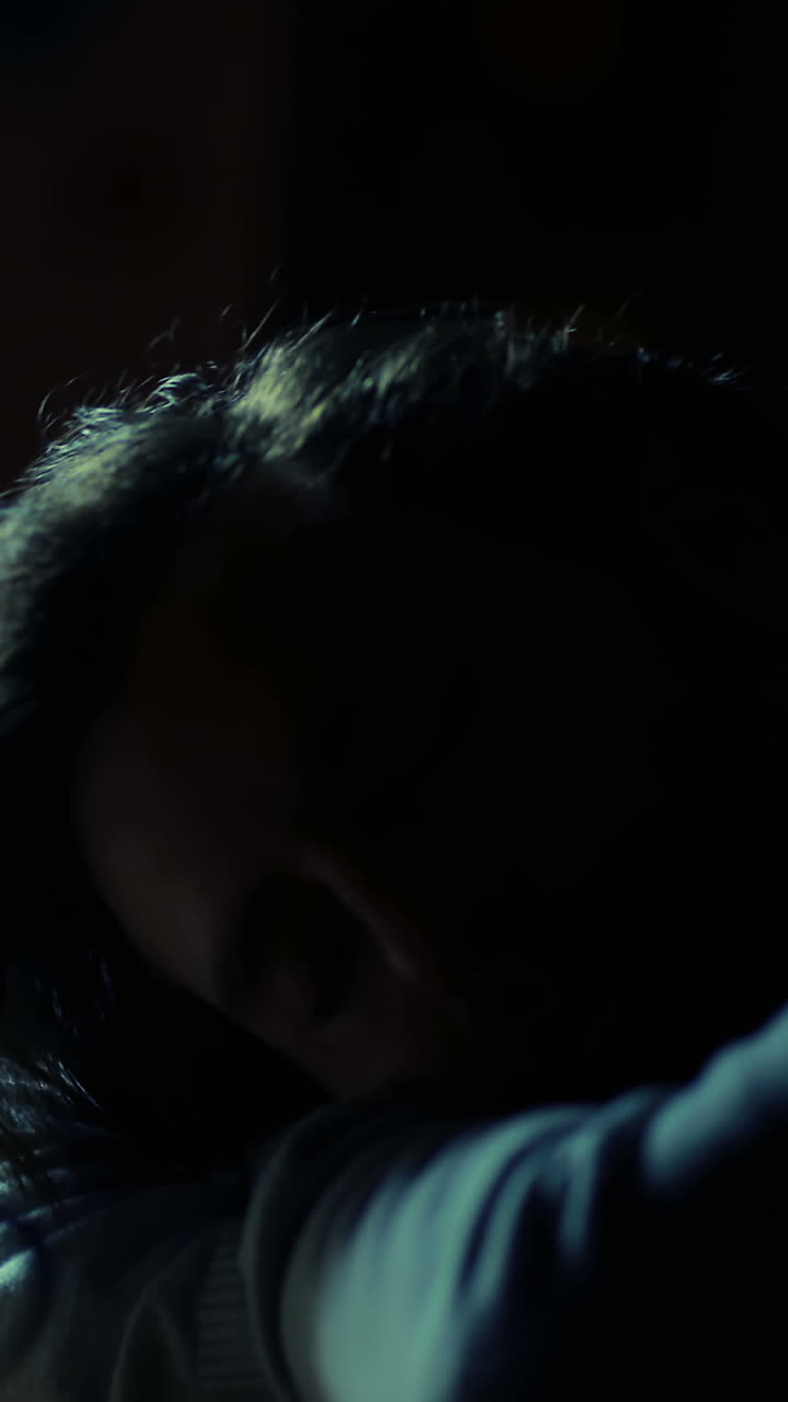 Dirigente d'azienda che dorme sulla scrivania