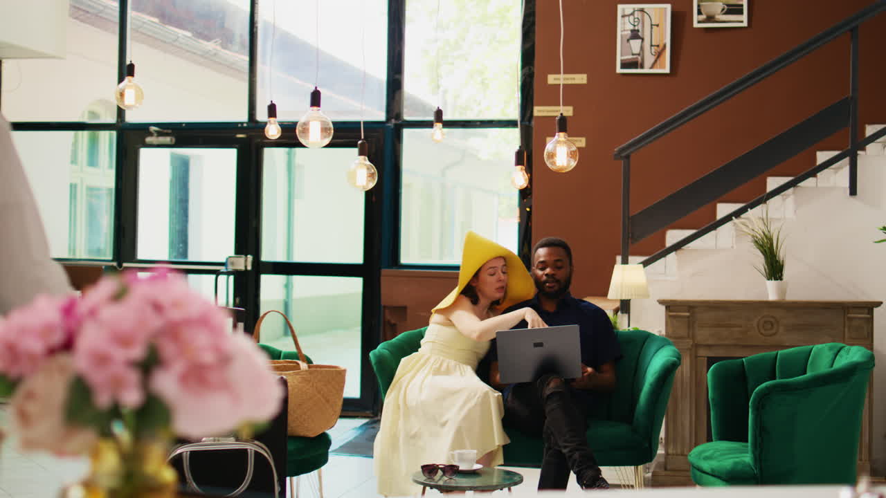 다양한 로비에서 노트북을 사용하는 여행자