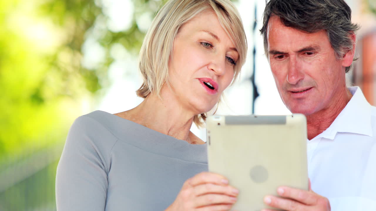 empresarios usando tableta