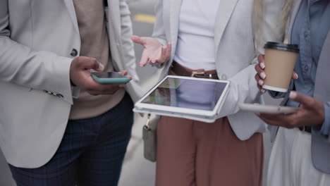 Tablet,-Technologie-Und-Hände-Des-Städtischen-Geschäfts