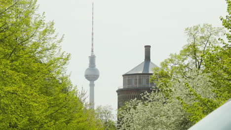 In-Der-Ferne-Ragt-Der-Berliner-Fernsehturm-Unter-Der-Leinwand-Eines-Blauen-Himmels-Empor