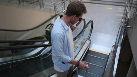 hombre en una escalera mecánica