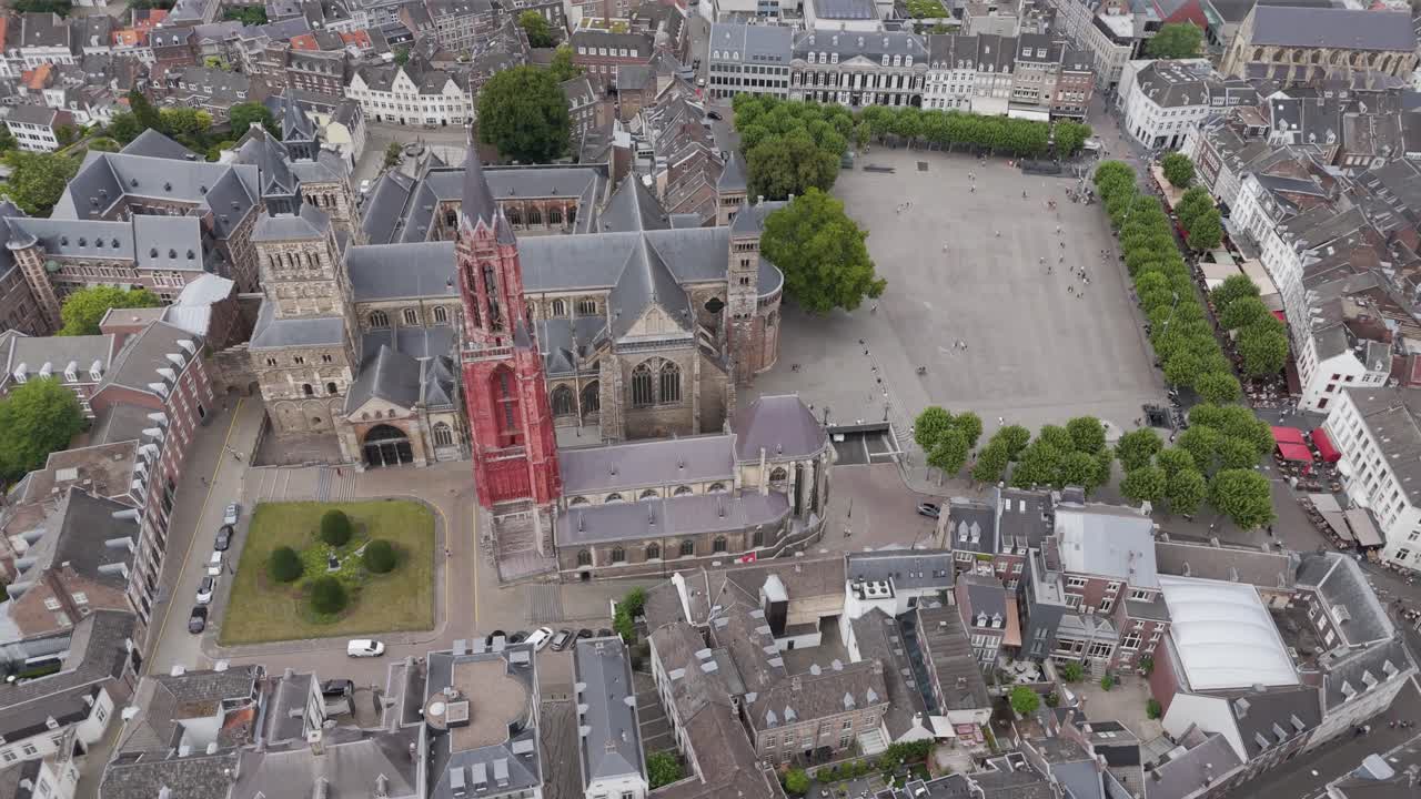 Filmato aereo con drone ad alta quota dello storico centro città di Maastricht, che mostra l'iconica torre rossa della chiesa di San Giovanni accanto alla Basilica di San Servazio in piazza Vrijthof, circondata