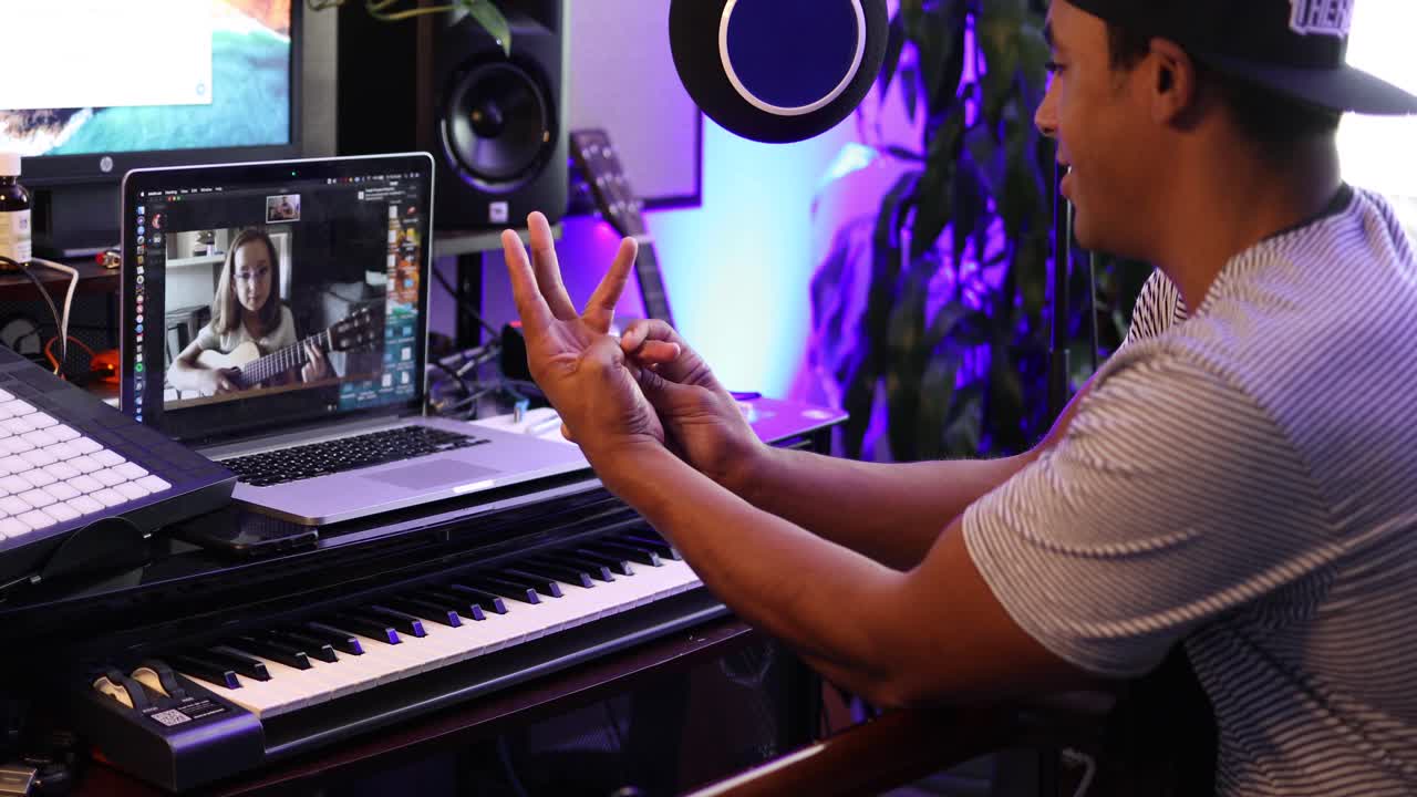 estudiantes y profesores que utilizan herramientas de aprendizaje remoto en línea durante el brote de coronavirus 3