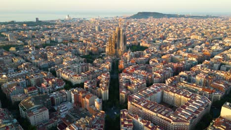 vista aérea del distrito residencial de barcelona y la famosa basílica de la sagrada familia al amanecer. cataluña, españa