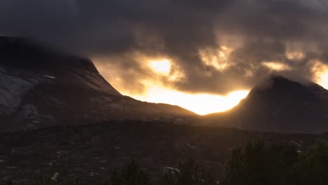 majestuosa puesta de sol en las montañas