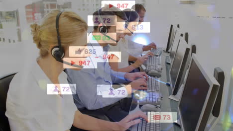 animación de procesamiento de datos e iconos sobre personas de negocios que usan auriculares