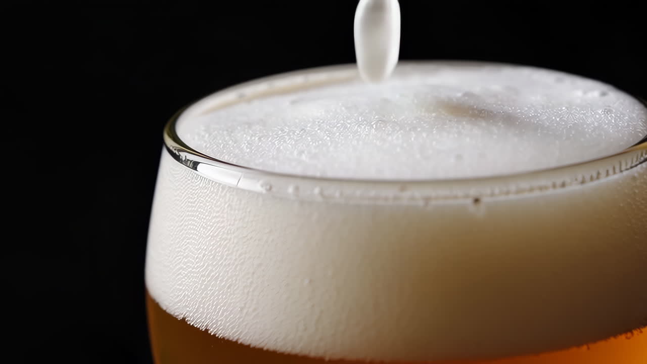 primer plano de un vaso de cerveza