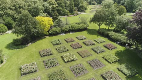 Cámara-Lenta-De-Drones-De-Un-Jardín-De-Flores-Holandés-Durante-La-Primavera,-Con-Muchas-Flores-Y-árboles-Verdes