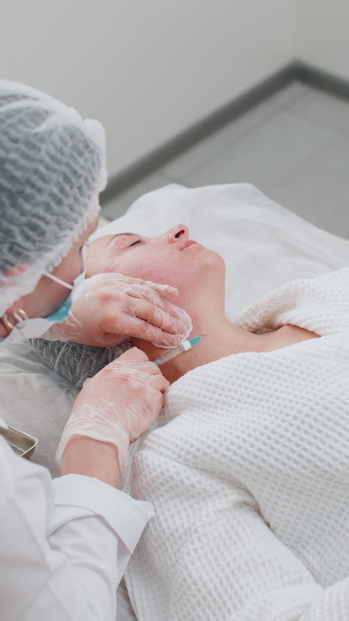 cosmetólogo haciendo mujer joven belleza inyecciones anti-envejecimiento biorevitalización mesoterapia cuello