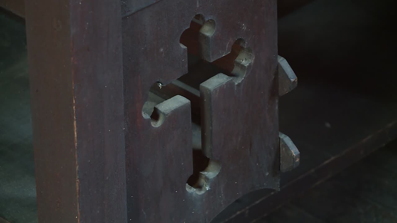 그것의 십자가 잘라 오래 된 나무 좌석