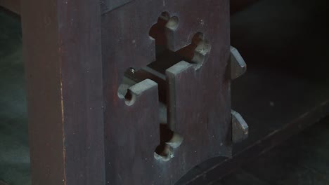 antiguo banco de madera con una cruz cortada