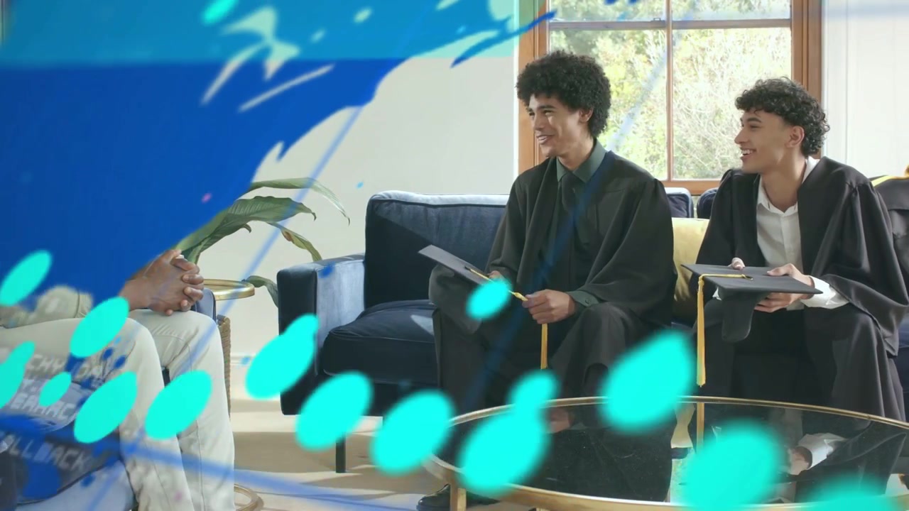卒業証書を持つ卒業生を指導するメンター。卒業生は身動きし笑顔を見せるが、数値HUDが顔を覆い隠している。