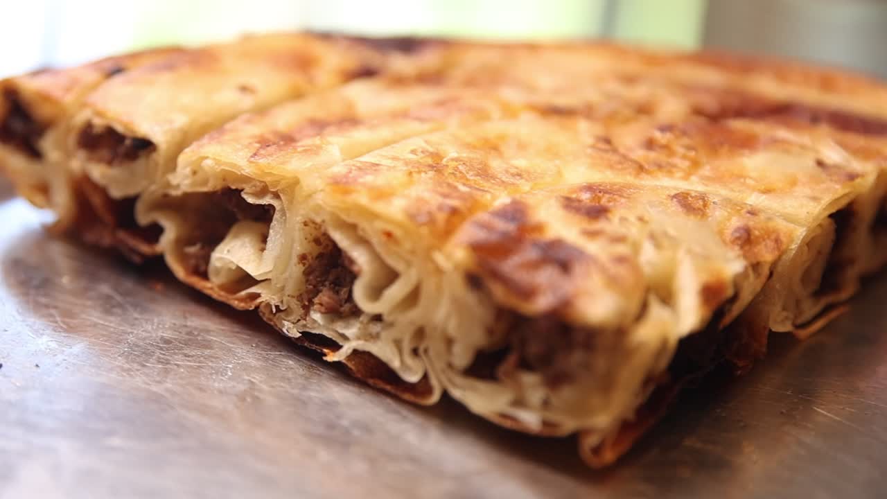 Primo piano di Burek salato con ripieno di carne