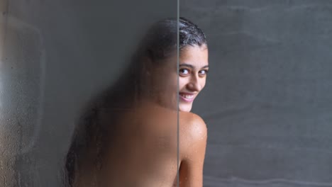 una mujer en una ducha.
