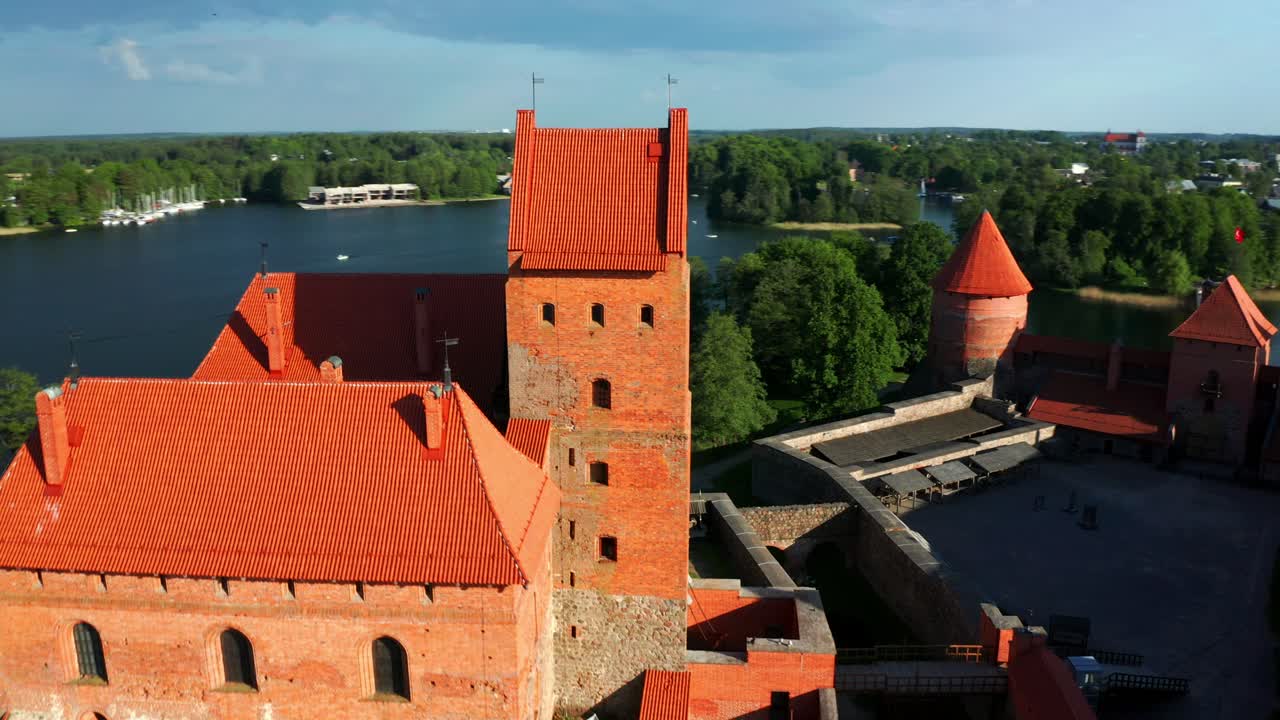 pared de ladrillo rojo y techos del castillo de trakai en el lago galve en la isla de trakai en lituania