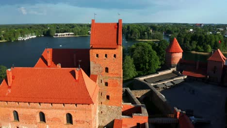 Pared-De-Ladrillo-Rojo-Y-Techos-Del-Castillo-De-Trakai-En-El-Lago-Galve-En-La-Isla-De-Trakai-En-Lituania