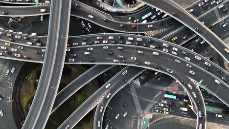 vista aérea de arriba hacia abajo espectacular autopista elevada y complejidad, convergencia de carreteras, puentes en la ciudad moderna día con infraestructura de desarrollo con tráfico urbano ocupado