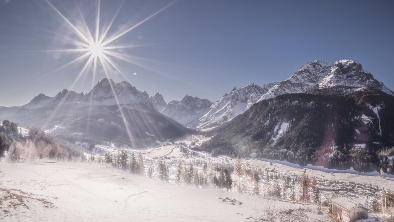 En heldags-timelapse af solen, der passerer over det smukke landskab i Alta Pusteria-dalen i Norditalien