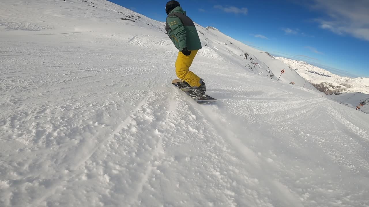 snowboarder bajando la pendiente en cámara lenta