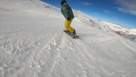 Snowboarder-Bajando-La-Pendiente-En-Cámara-Lenta