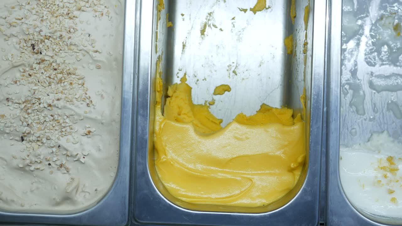 Gelato ai gusti cioccolato, vaniglia e arancia in esposizione per la vendita.