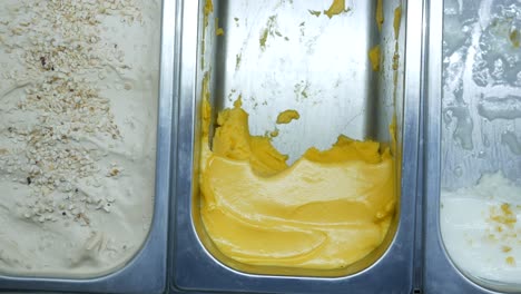 chocolate, vainilla y naranja favor de la exhibición de helado para la venta