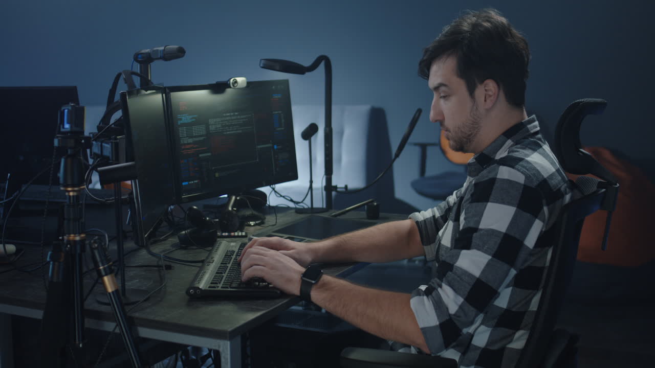 programador trabajando en una computadora