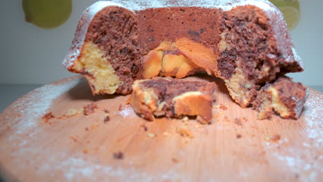 Traditional-marble-cake-on-wooden-plate,-sliced-with-crumbles-on-plate