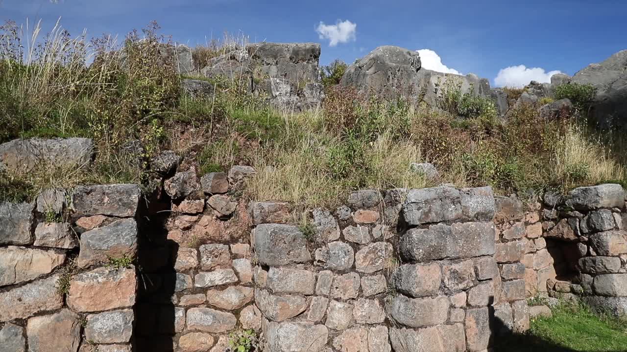 una vista espectacular de cusilluchayoc el templo de los monos en el distrito de cusco, peru - panorámica aérea a la derecha