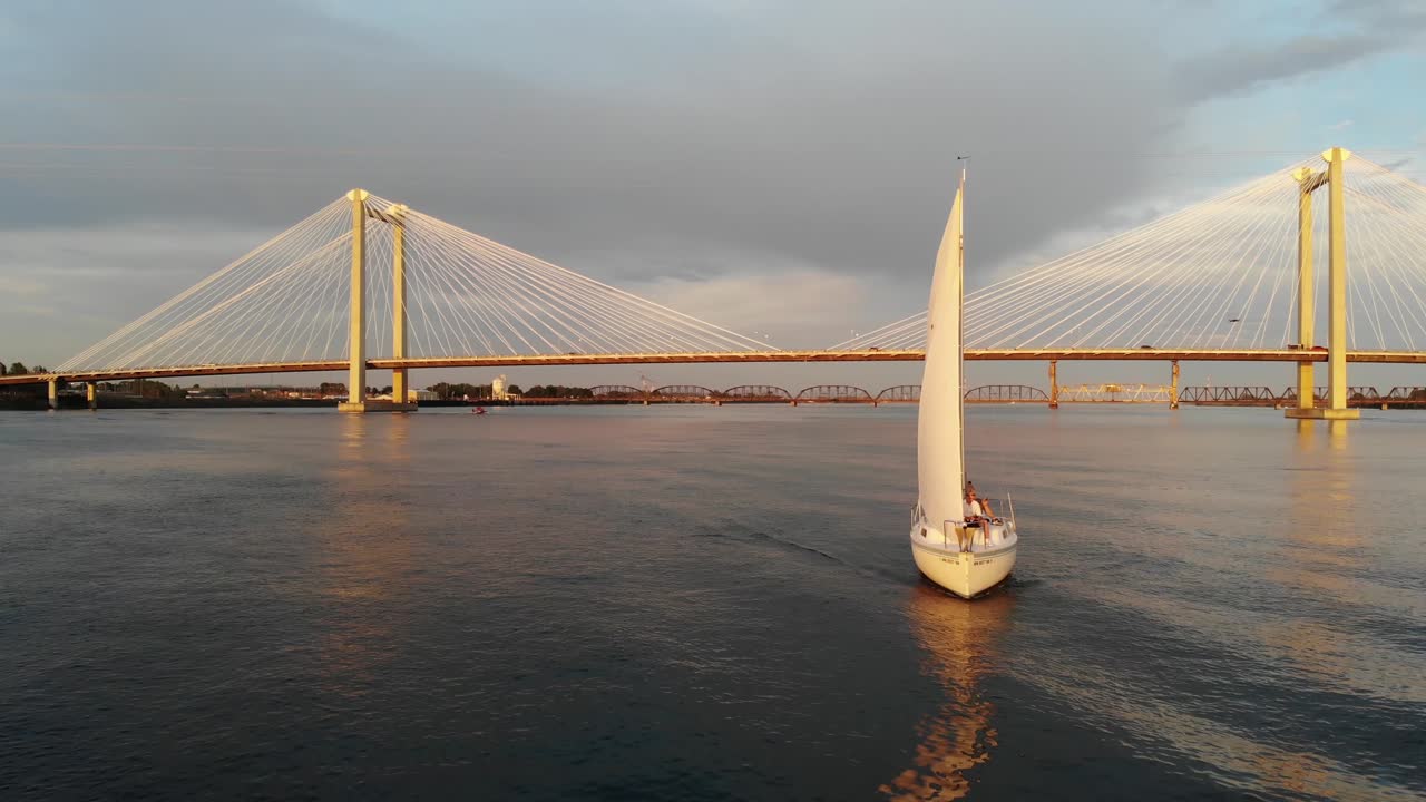 toma aérea de un velero tradicional en el río columbia superior