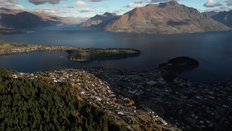 Vista-Por-Drones-Del-Hermoso-Asentamiento-De-Queestown-A-Orillas-Del-Lago