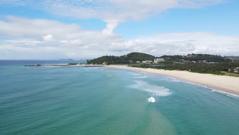 Vista-Aérea-Del-Agua-Azul-De-La-Playa-De-Lillson-Y-El-Punto-De-Currumbin-En-La-Ciudad-Australiana-De-La-Costa-Dorada