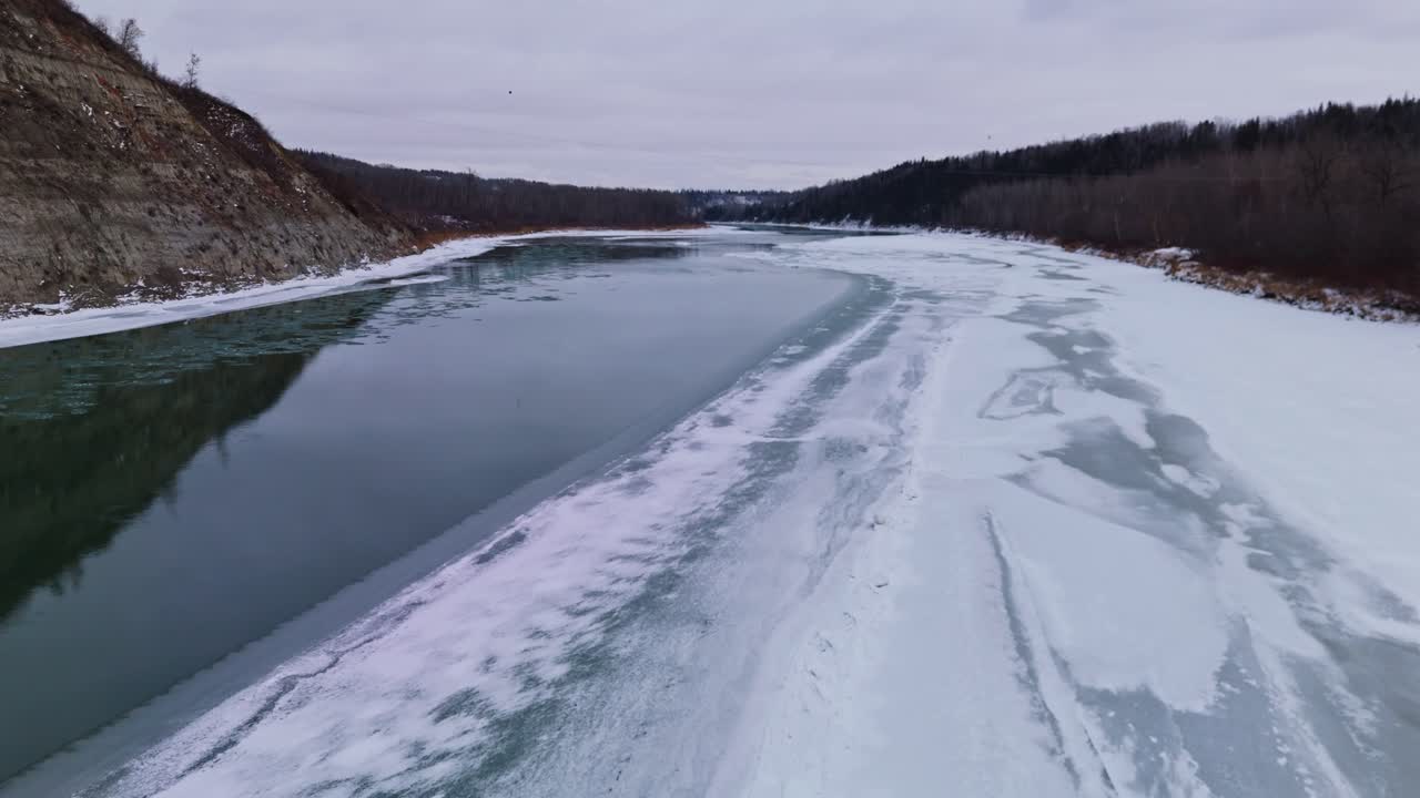 Vliegen over een bevroren meer in Devon, Alberta