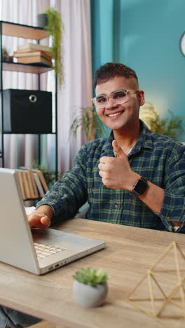 hombre de negocios sonriente mostrando los pulgares hacia arriba señal positivo algo bueno grandes noticias retroalimentación positiva